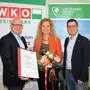 Elfriede Pfeifenberger, Leiterin des EU-Regionalbüros der Wirtschaftsoffensive und der Leader-AG Lipizzanerheimat, mit WKO-Regionalstellenobmann Peter Sükar (l.) und Regionalstellenleiter Lukas Kalcher bei der Verleihung ihrer Urkunde