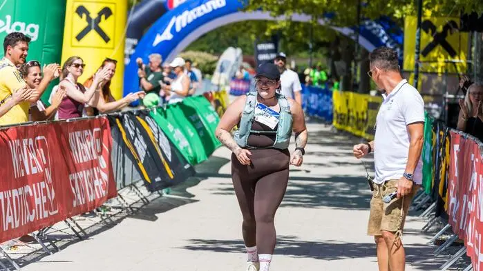 Daina Dreier ließ sich vom Jubel der Menschen die letzten Meter ins Ziel „tragen“Kärnten läuft 2026