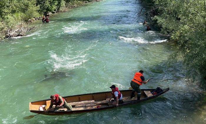 Eine Zille im Einsatz in der stark wasserführenden Enns