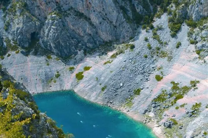 Der Modro See (Blauer See) liegt genau wie der nahegelegene Rote See in einem tiefen Karsttrichter, der möglicherweise durch den Zusammenbruch einer riesigen unterirdischen Höhle entstanden ist. Die Gesamttiefe, gemessen vom oberen Rand, beträgt ca. 220 Meter während die Wassertiefe nach Jahreszeit variiert. Im Jahr 1914 erreichte der Wasserstand ein Rekordtief von 114 Metern, sodass der südliche Rand überflutet wurde. Der See ist ein beliebtes Ziel für Wanderungen und Besichtigungen.