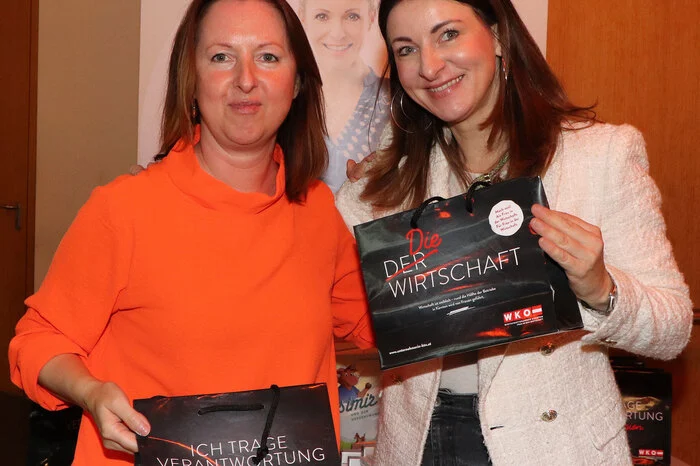 Auch Wirtschaftskammer der Bezirksstelle war mit Hildegard Kogler und Brigitte Truppe war im Stadtsaal vertreten.
