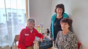 Marianne vom Besuchsdienst des Roten Kreuzes Knittelfeld mit Felizitas und Maria bei einem Besuch im Seniorenheim 