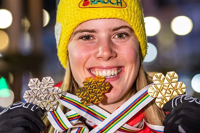 Die ÖSV-Mannschaft gewinnt im Februar bei der Ski-WM in Cortina d'Ampezzo (8. bis 21. Februar) fünfmal Gold, einmal Silber und zweimal Bronze und übertrifft damit die Erwartungen. Jeweils Doppel-Weltmeister werden Katharina Liensberger im Slalom und Parallelbewerb sowie Vincent Kriechmayr in Abfahrt und Super-G, dazu kommt der Kombititel durch Marco Schwarz.