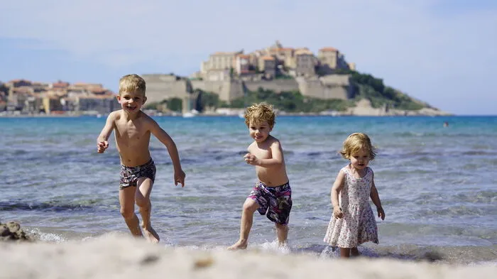 Calvi ist eine französische Hafenstadt an der Nordwestküste Korsikas und Hauptort der Landschaft Balagne. Ihr Wahrzeichen ist die genuesische Zitadelle. Die ganze Geschichte lesen Sie hier.