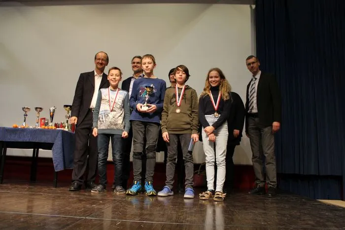 Die 2. Klassen: Elias Schilcher (Gymnasium), Leo Ortner (NMS Kötschach), Naomi Uprimny (Gymnasium) mit Ehrengästen.
