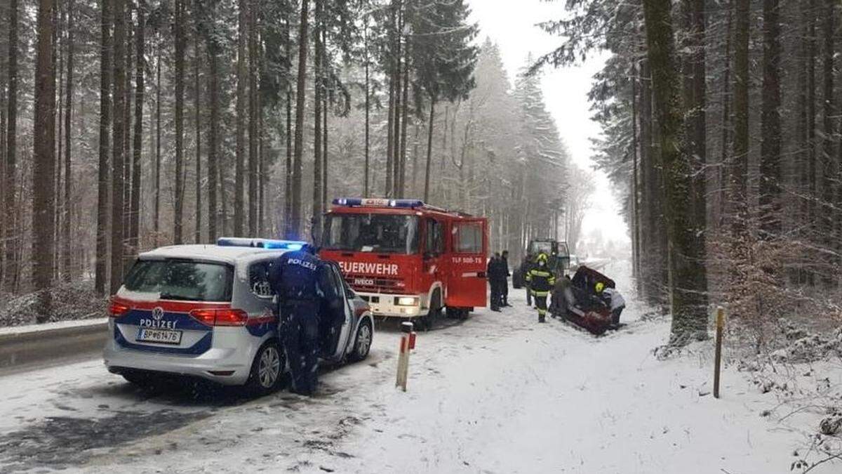 Zwei Insassen schlugen die Scheibe des Autos ein, um aus dem Fahrzeug zu gelangen