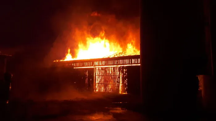Der Brand verlangte den mehr als 100 Feuerwehrleuten sehr viel ab, klicken Sie sich durch die Galerie!