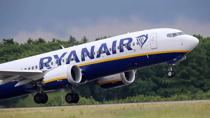 Eine Maschine der Ryanair auf dem Rollfeld