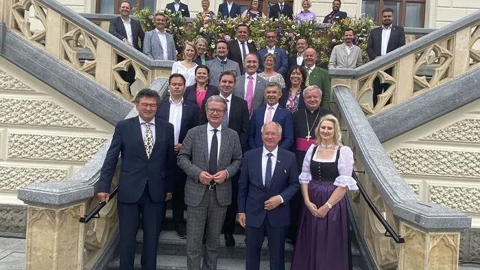 Bürgermeister Josef Ober bei der Eröffnungsfeier des neuen Rathauses mit allen Ehrengästen, darunter Landeshauptmann Christopher Drexler, Mitarbeiterinnen und Mitarbeitern der Stadtgemeinde Feldbach sowie allen, die am Umbau der Villa Hold zum Rathaus einen wesentlichen Anteil hatten