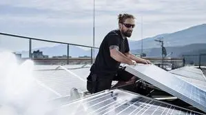 Ein Monteur installiert PV-Module auf einem Flachdach | Nach einer Talfahrt ziehen die Preise chinesischer PV-Panele kräftig an