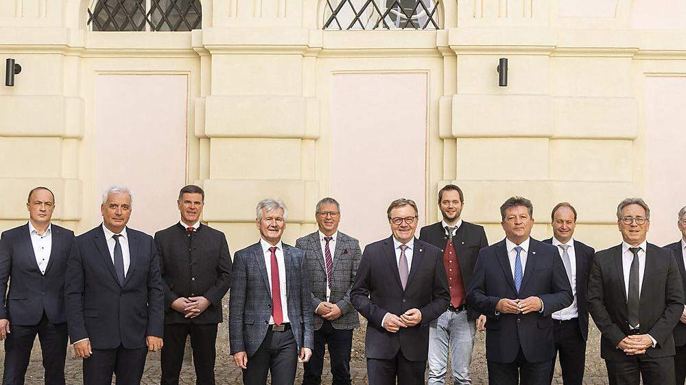 Die elf von Landeshauptmann Günther Platter angelobten Bürgermeister aus Tirol 