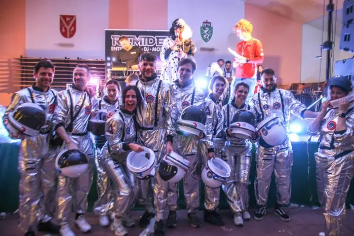Eine Gruppe von Astronautinnen und Astronauten eroberte die Kulturhalle in Bierbaum am Auersbach