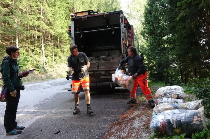 Säcke müssen händich in den Wagen geworfen werden. Oft sind sie schwer oder die Müllmänner verletzen sich an spitzen Gegenständen im Sack.