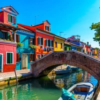 Blick auf die charakteristischen Häuser der romantischen Venedig-Insel Burano