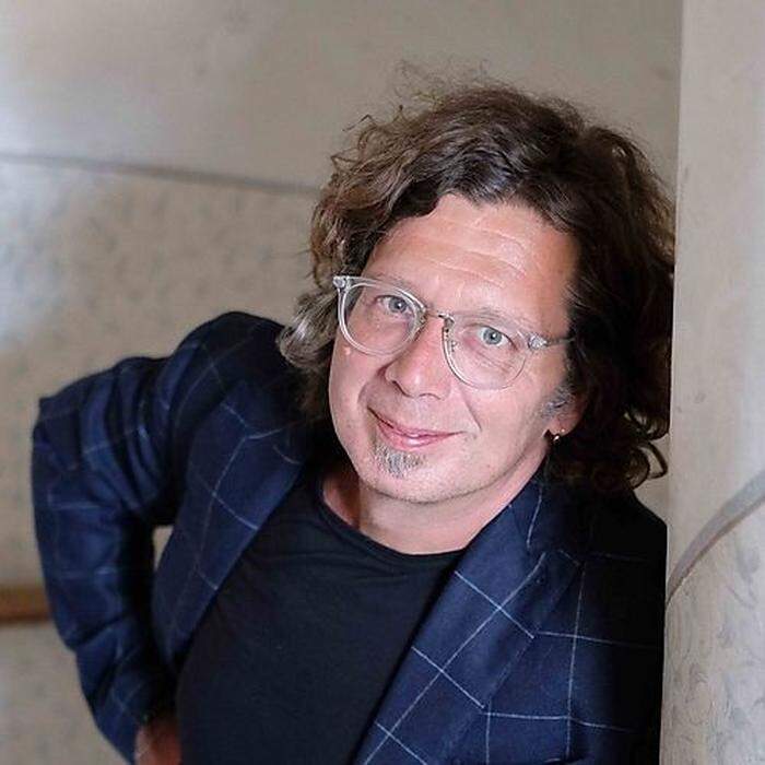 Franzobel, geboren 1967 als Stefan Griebl im oberösterreichischen Vöcklabruck, ist Schriftsteller, Kolumnist der Kleinen Zeitung und Bachmannpreisträger. Bücher u. a.: „Das Floß der Medusa“ (2017), „Rechtswalzer“ (2019), „Die Eroberung Amerikas“ (2021).