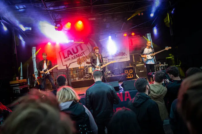 Mitten am Grazer Mariahilfer Platz spielten Band wie Anna Absolut, Jimmy and the Goofballs und Skolka gegen die Armut an.