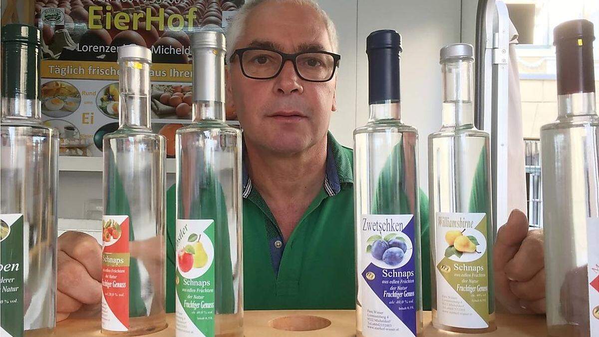 Landwirt und Schnapsbrenner Raimund Wieser mit einer kleinen Auswahl seiner Produkte 