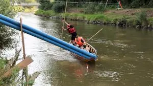 Auch Teil des Parkours: Das Aufnehmen von Schwimmhölzern. Es simuliert eine Menschenrettung