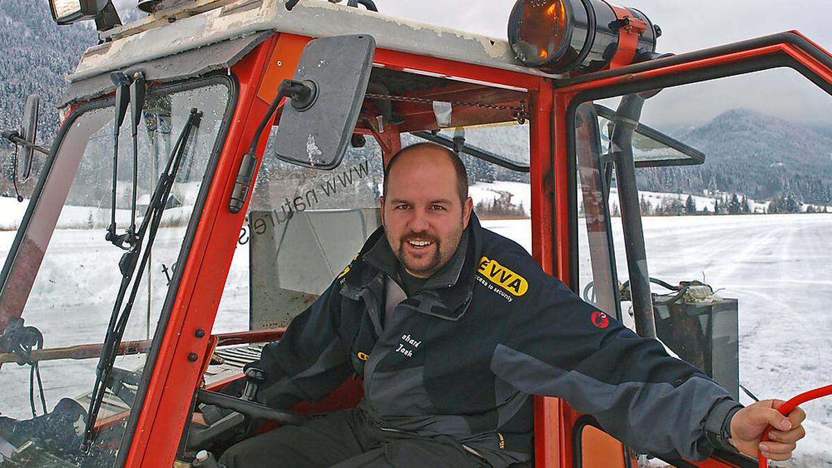 Bernhard Jank beim Schneeräumen am Weißensee. Seine Geräte bastelt er selbst zusammen