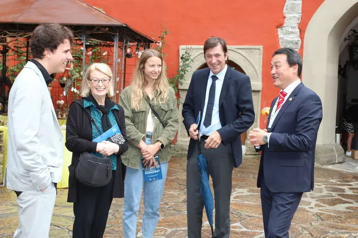 „Das Konfuzius-Institut bemüht sich den kulturellen Austausch zwischen China und Österreich zu unterstützen und Freundschaften zwischen Chinesen und Österreichern zu bauen“, sagte Wan Jie Chen, der Leiter des Konfuzius-Instituts.