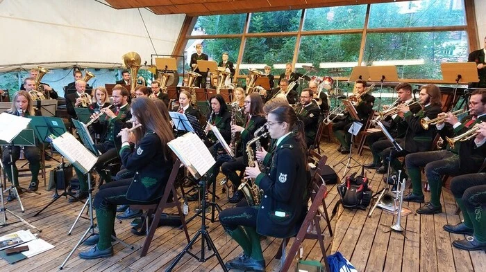 Das Musikprogramm beinhaltete Ouvertüren wie "Also sprach Zarathustra" von Richard Strauss oder "Sommerfest" von Sepp Neumayr, Filmmusik darunter ein "Titanic"-Medley von James Horner, arrangiert von Takashi Hoshide sowie bekannte Märsche und "Die Böhmische Polka".