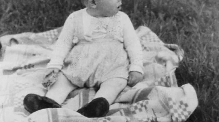 Arnold Alois Schwarzenegger wurde am 30. Juli 1947 in Graz geboren. Seine Eltern waren eigentlich aus Mürzsteg, weil der Vater als Gendarm versetzt worden war, zogen sie nach Thal um. Die beiden Söhne Meinhard (1946-1971) und Arnold verbrachten ihre Kindheit und Jugend in der Gemeinde Thal.