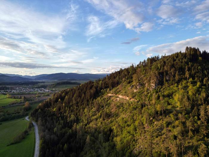 Der Windischberg, Standort des geplanten Abbaugebietes. In der Mitte: Die bereits herausgesprengte Straße für den Steinbruch