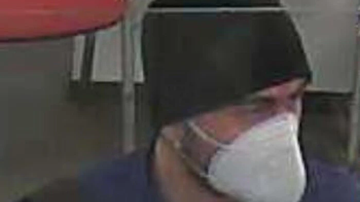 Erkennen Sie diesen Mann? Die Polizei bittet um die Mithilfe bei der Fahndung nach dem Puntigamer Bankräuber: Hinweise zur Identität des Täters bitte an den Journaldienst des Landeskriminalamtes Steiermark unter 059133/60 3333.