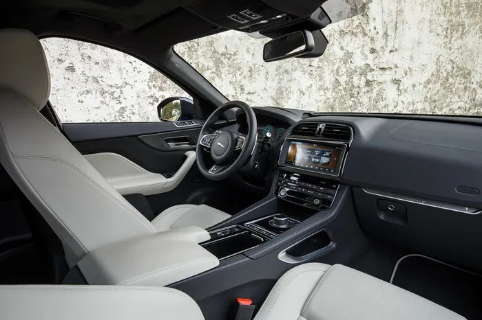 Zudem bietet Jaguar zwei neue Infotainment-Systeme an: InControl Touch und InControl Touch Pro lassen sich nach ein bisschen Eingewöhnungszeit einfach über einen 10.2 Zoll großen Touchscreen mit hochauflösenden Graphiken zu bedienen.
