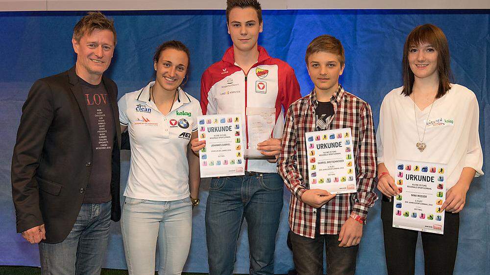 Landessportdirektor Arno Arthofer mit jungen Sportlern, die auch in Zukunft gefördert werden