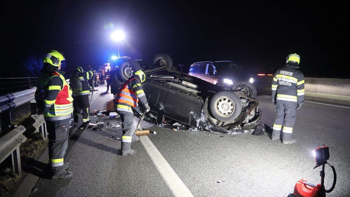 Das Auto kam am Dach zum Stillstand