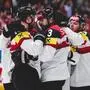 Peter Schneider (mitte), Dominic Zwerger (links) und Marco Rossi sind für die Eishockey-WM 2025 in Stockholm (SWE)/Herning (DEN) qualifiziert