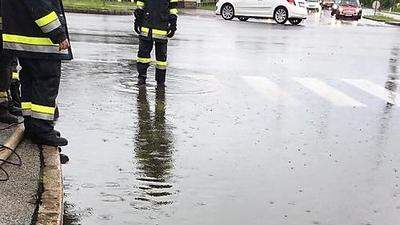 Die Kreuzung Völkermarkter/Straße Südring war überflutet