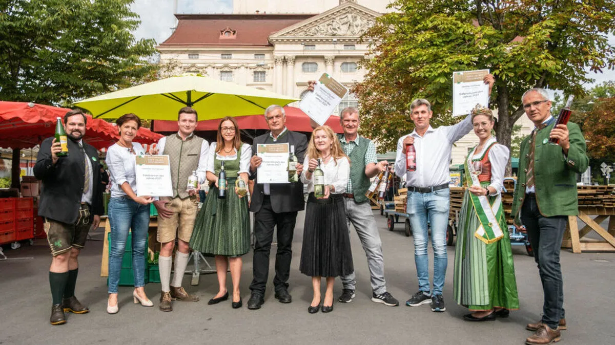 Georg Thünauer, Vizepräsidentin der Landwirtschaftskammer Steiermark Maria Pein, Martin und Christina Hochstrasser, Anton und Theresia Haspl, Alfred Dunst, Rudolf Gantschnigg, Steirische Mostkönigin Hanna Mausser und Manfred Kohlfürst, Präsident des österreichischen und steirischen Obstbauverbandes