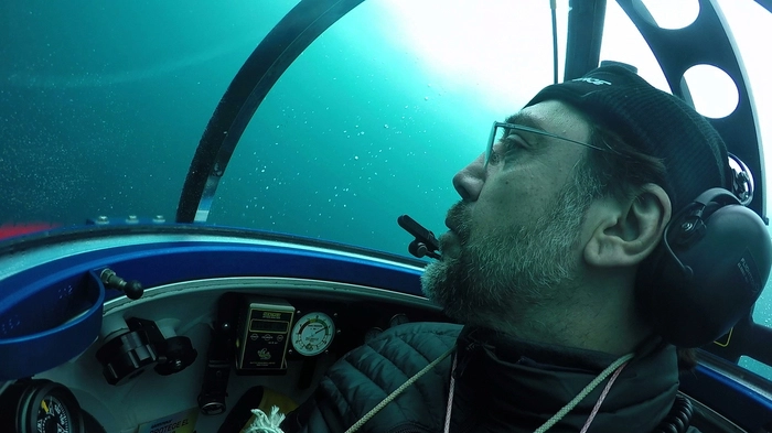 Der spanische Schauspieler Javier Bardem ist in der Antarktis abgetaucht. Mit Umweltschützern betrachtete Bardem zwei Stunden lang von einem U-Boot aus die Unterwasserwelt, teilte Greenpeace mit.   