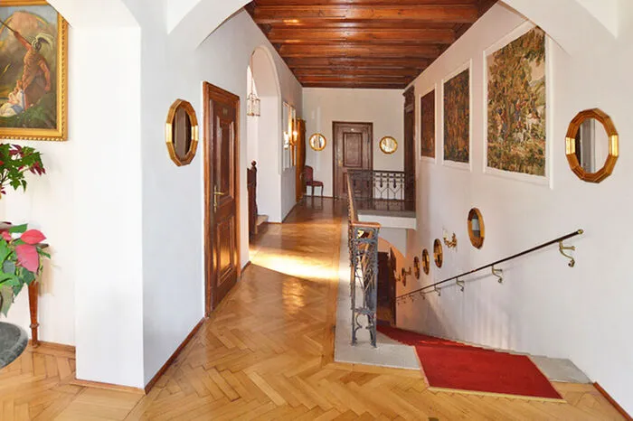 Victor Silberer ließ das Schloss 1893 nach der Vorlage der bayerischen Königsresidenz Neuschwanstein erbauen. Ähnlich wie sein weltberühmtes Vorbild ziert das Silbererschlössl die typischen architektonischen Merkmale der Neogotik - wie beispielsweise Spitzbogenfenster, Türmchen mit Spitzdächern und bunte Kirchenglasfenster. Wir starten einen Rundgang ...