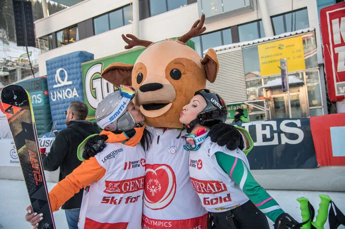 Wie jedes Jahr mit dabei: Paralympics-Fahrerin Heather Mills, hier mit "Special Olympics"-Maskottchen "Luis" ...