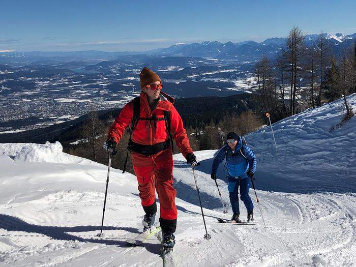 Harry Prünster bei der gemeinsamen Skitour mit Naturpark-Ranger Julian Kogler (links)