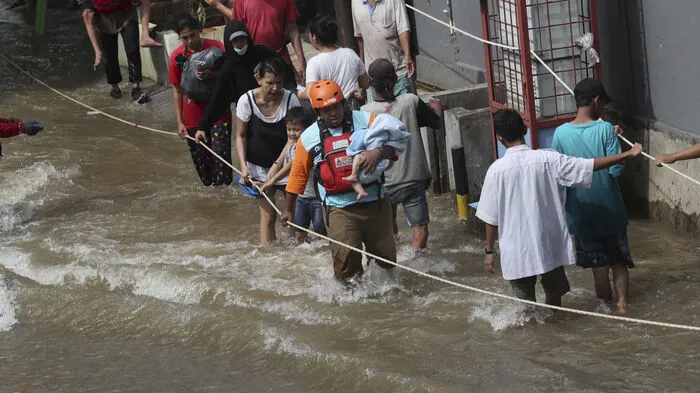 Mindestens 21 Menschen sind am Neujahrstag in und rund um die indonesische Hauptstadt Jakarta durch Hochwasser ums Leben gekommen.