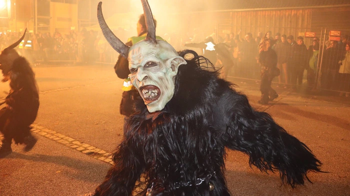 20 Brauchtumsgruppen versammelten sich beim 13. Perchtenlauf in Lebing in der Gemeinde Floing.