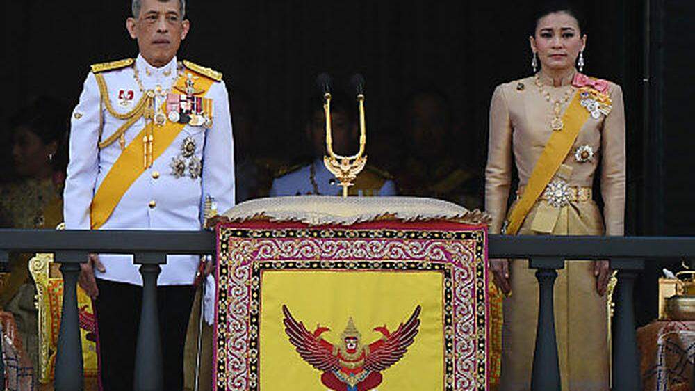 Das thailändische Königspaar. Die &quot;Snoopy&quot;-Fingernägel von Suthida Tidjai sind auf dem Foto leider nicht zu sehen
