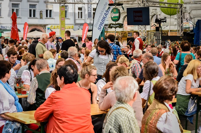 Gut gefüllt auch der Bereich vor der Bühne auf dem Grazer Hauptplatz.