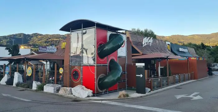 2024 wurde der Spielturm im Freien erneuert. Dieser bleibt unverändert. Der Partyraum wird hingegen neu gestaltet