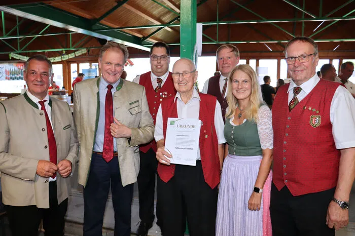 Nach dem Festakt und Gottesdienst gaben die St.Johanner-Musiker eine gemeinsames fulminantes Konzert für die Besucher. Im Rahmen des Festaktes wurde Johann Strommer (Mitte) von der Ortsmusikkapelle St. Johann ob Hohenburg vom Blasmusikverband Steiermark mit dem Silbernen Panther für seinen langjährigen und unermüdlichen Einsatz geehrt. Als Gratulanten stellten sich Erich Rieger (Präsident des Österreichischen Blasmusikverbandes), Landtagsabgeordneter und Bürgermeister Erwin Dirnberger, Kapellmeister Manuel Tauber, Bezirksobmann Johann Edler, Bundesrätin Elisabeth Grossmann und OMK-Obmann Karl Hussler ein.