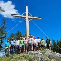Anfang Juli wurde das neue Gipfelkreuz am Patscha aufgestellt, am 23. August wird es gesegnet