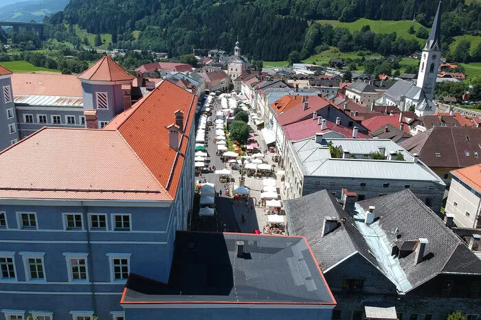80 Aussteller aus allen Bereichen des Kunsthandwerks haben ihr Plätzchen am Gmündner Hauptplatz bezogen, um bei Kaiserwetter dem Stammpublikum und Gästen ihre Produkten anzubieten. Für viele Aussteller ist es heuer die erste Veranstaltung, an der sie teilnehmen können.
