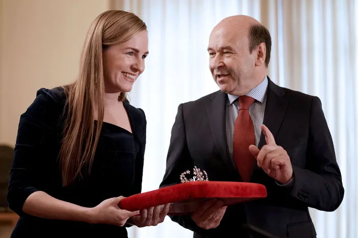 Für jedes Diadem wurden insgesamt 72 Swarovski-Kristalle verwendet.