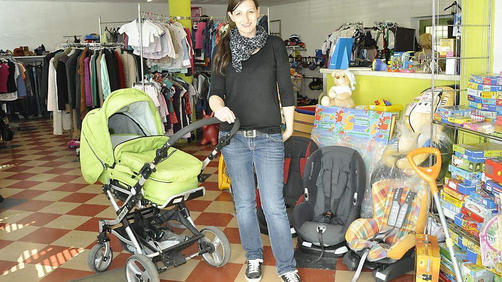 Kerstin Bilgeri in ihrem Secondhand-Laden in St. Marein