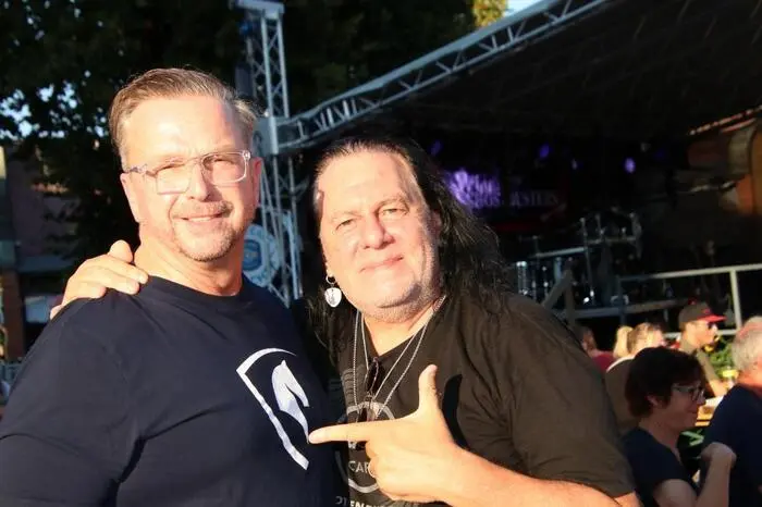 Bürgermeister Helmut Linhart begrüßte die Gäste zur sechsten Veranstaltung des Köflacher Musiksommers und stellte die Band mit ihrem unverwechselbaren Sound, ihrer Energie und jeder Menge Spielfreude als eine der gefragtesten Rock-Coverbands Österreichs vor.