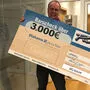 Hansjörg Szepannek aus der Diakonie mit dem Spendenschek